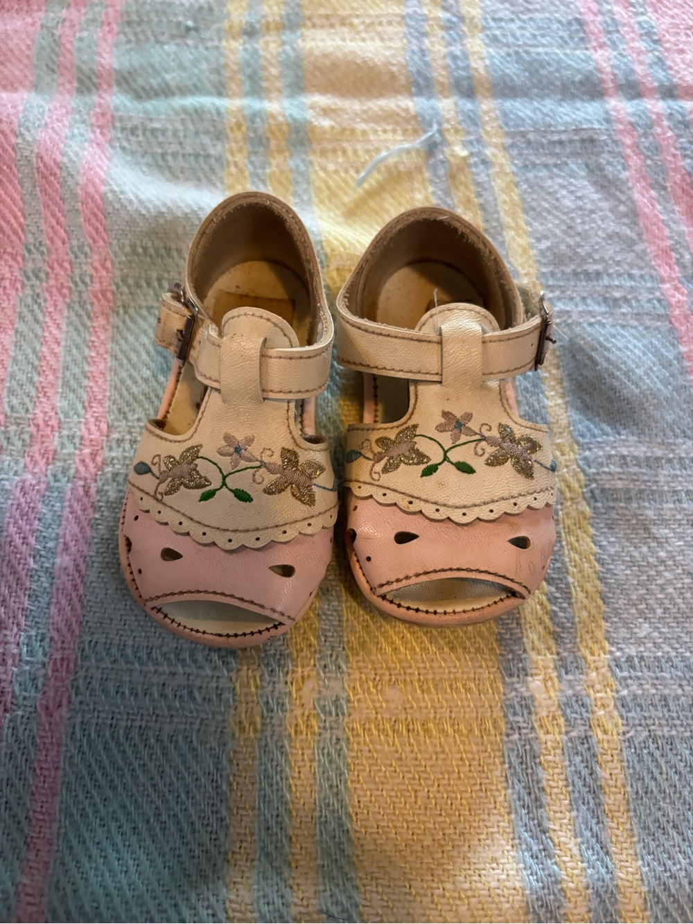 Free on bundle vintage baby girls sandals size 2